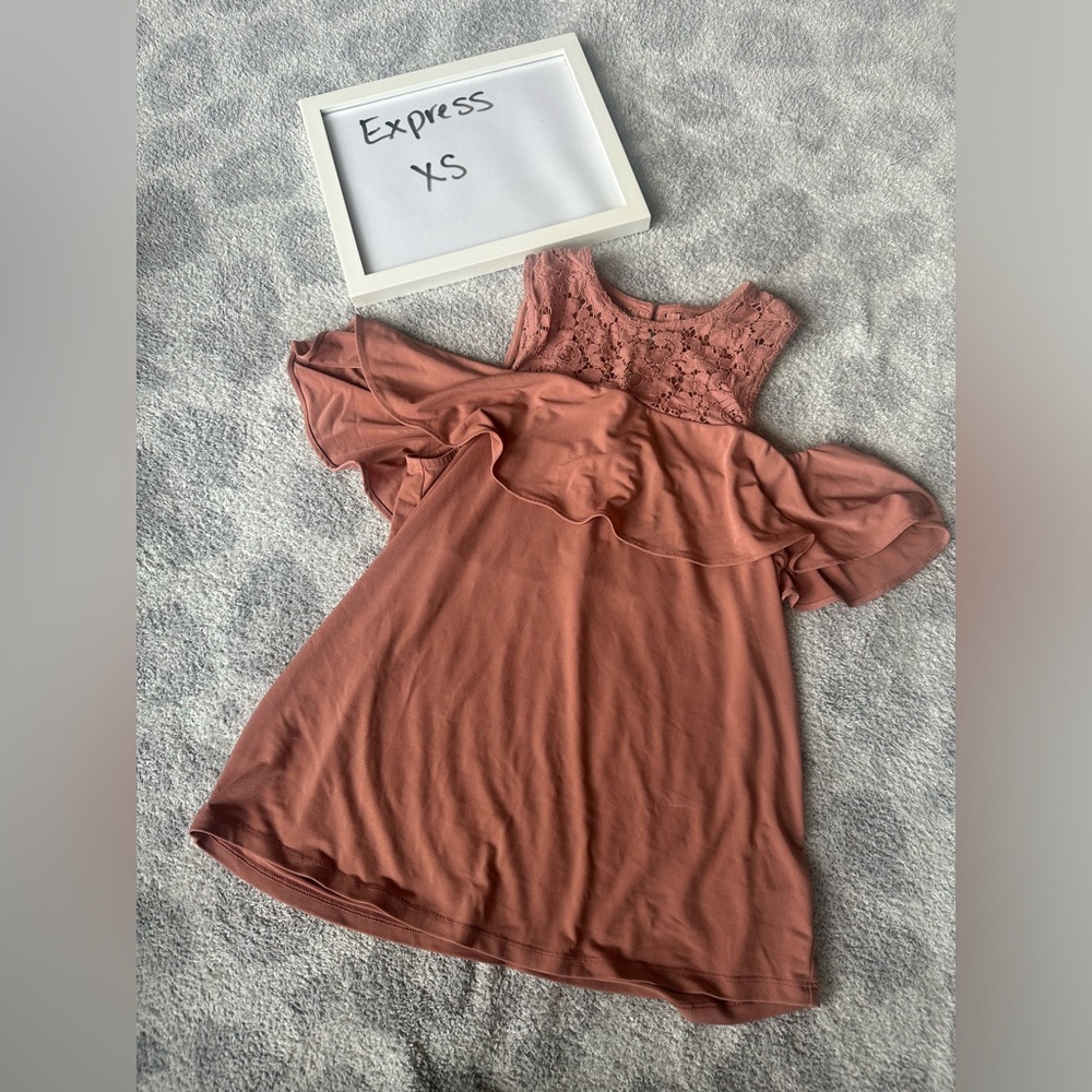 Super cute tank/off shoulder top. Express size XS.